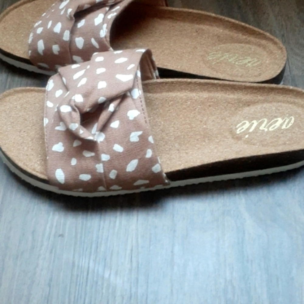 Aerie Spotted Sandals - Picture 3 of 6